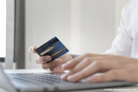 Kaip kreditinių kortelių įmonės užsidirba pinigų?