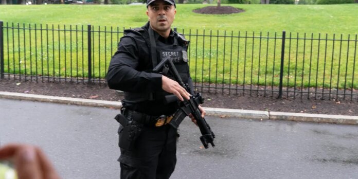 Secret Service shoot and kill suspect who fired at White House checkpoint; bystander was also struck