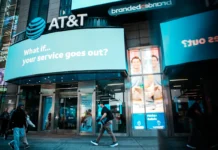 AT&T leaves rivals flat-footed as bankrupt carrier folds AT&T leaves rivals flat-footed as bankrupt carrier folds