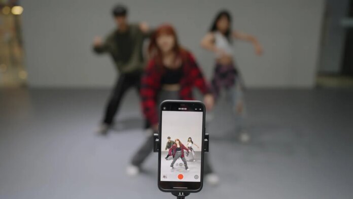 How-AI-Generated-Songs-Like-‘GG-EZ-Are-Taking-Over-K-Pop.jpg How AI-Generated Songs Like ‘GG EZ’ Are Taking Over K-Pop Dance Challenges