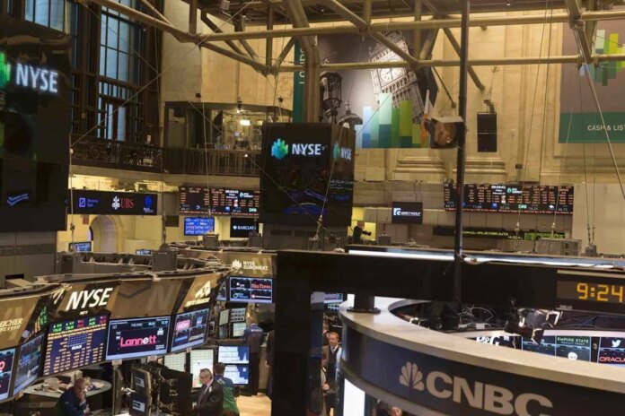 Stocks Settle Lower as Bond Yields Surge